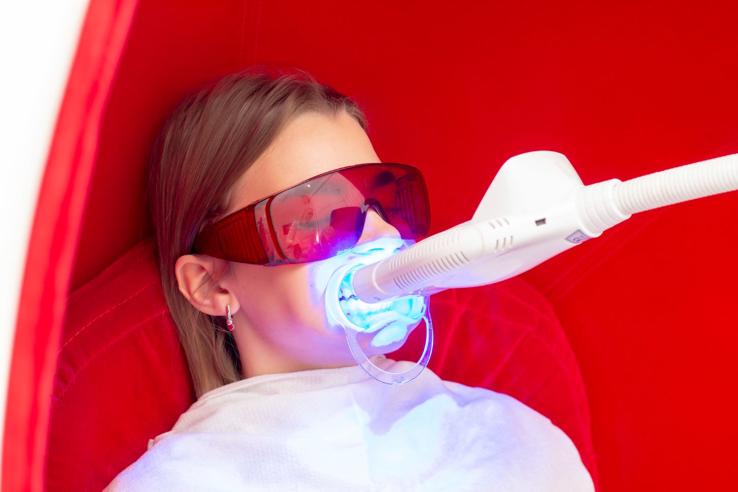 Marzenie o śnieżnobiałym uśmiechu jest wspólne dla wielu osób. Czysto białe zęby nie tylko dodają pewności siebie, ale także są postrzegane jako symbol zdrowia i młodości