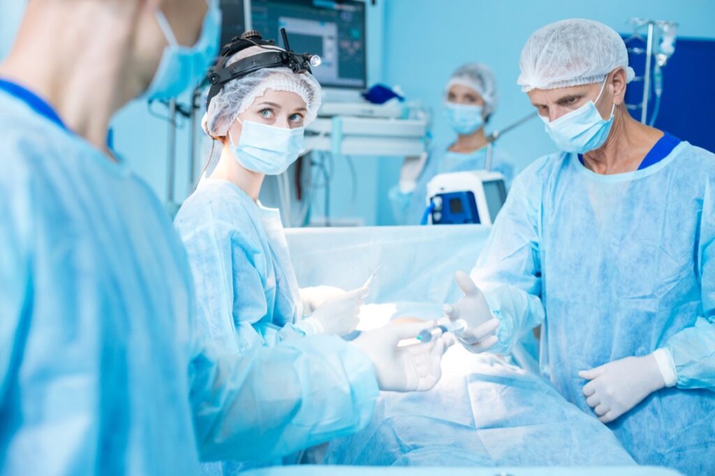 W dzisiejszych czasach, kiedy odpowiedzialność zawodowa staje się coraz bardziej skomplikowana i rygorystyczna, lekarze stają przed wieloma wyzwaniami