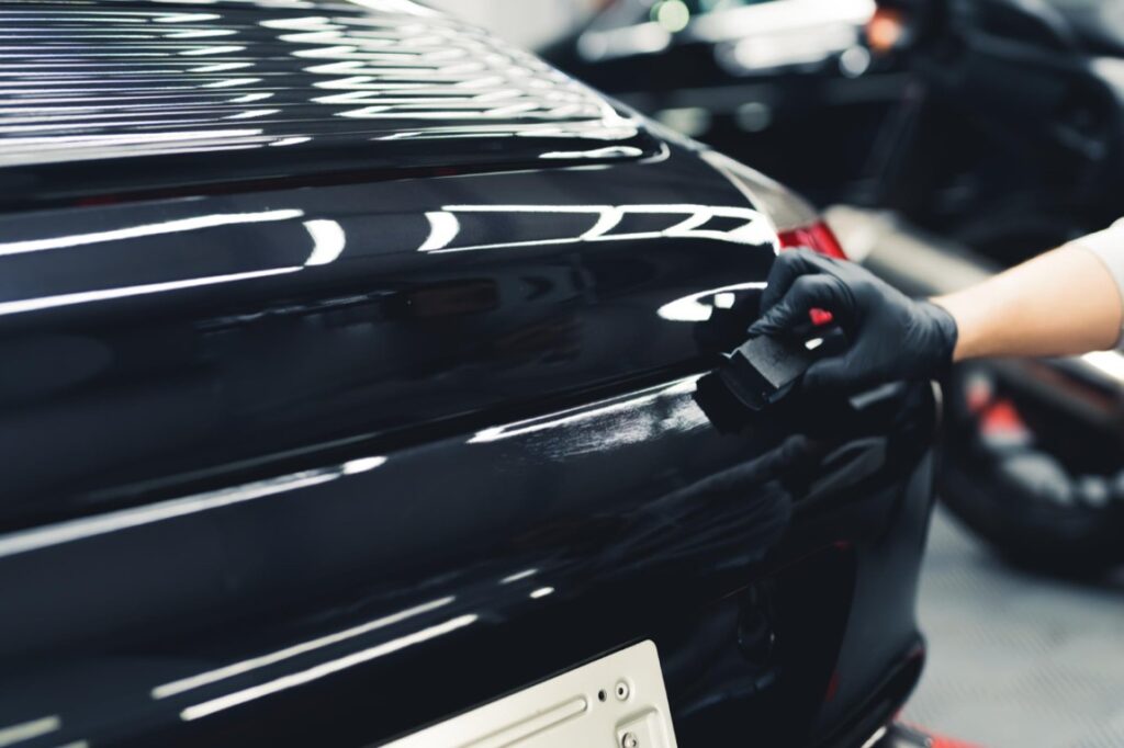 Koszt aplikacji powłoki ceramicznej może być różny w zależności od wielkości pojazdu oraz rodzaju i marki użytej substancji ochronnej