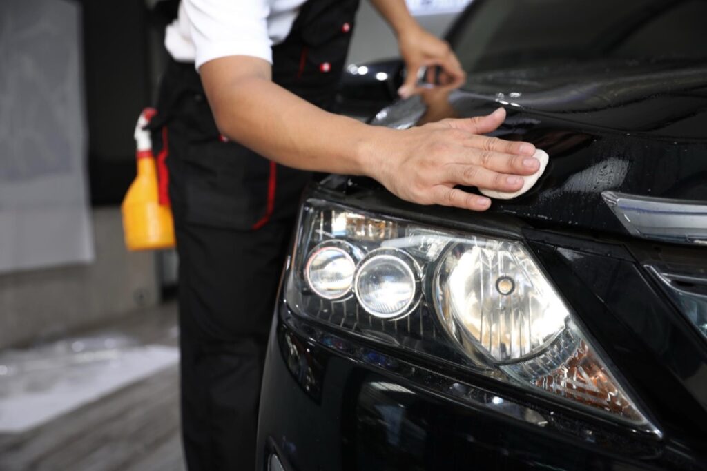 Koszt aplikacji powłoki ceramicznej może być różny w zależności od wielkości pojazdu oraz rodzaju i marki użytej substancji ochronnej